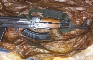 Пронајдена автоматска пушка во скопско, уапсени две лица