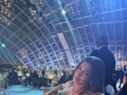 Тешко можеше да седне поради корсетот, фотографијата на Хејли Бибер насмеа многумина