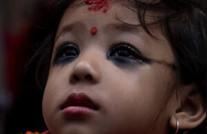 (Фото) Двегодишно девојче прогласено за „жива божица“ во Непал