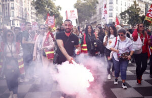 (Фото) Протести низ цела Франција: десетици илјади луѓе излегоа на улиците