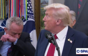 (Видео) Кенеди кивна на прес-конференција; Трамп: Се надевам дека не се заразив со Ковид