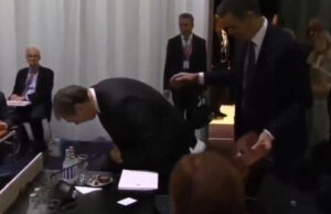 (Видео) Вучиќ збунето го бараше своето место на самитот во Данска, успеа да скрши стол