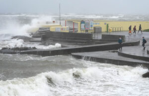 (Видео) Бурата Ејми предизвика бројни проблеми: илјадници без струја, откажани летови, затворени железнички линии