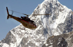 (Фото) 1.000 луѓе заробени на Монт Еверест поради снежна бура