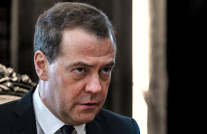 Медведев за неидентификуваните дронови: Важно е што глупавите Европејци ја чувствуваат опасноста од војна на своја кожа