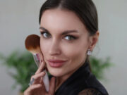 Шминкерите го обожаваат овој трик за пополни усни: можете да го пробате и сами