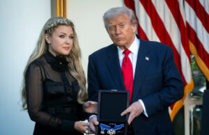 Трамп го одликува Чарли Кирк