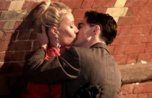 (Фото) Жешкиот бакнеж меѓу познатата актерка и згодниот маж, 24 години помлад од неа, предизвика бура