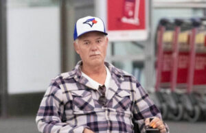 Ѕвездата од „Вовед во анатомија“ фотографиран во инвалидска количка на аеродром, болеста брзо напредува