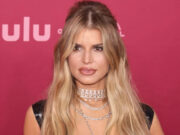 (Фото) Џесика Симпсон ужива кога е во центарот на вниманието, негативните коментари воопшто не ѝ пречат