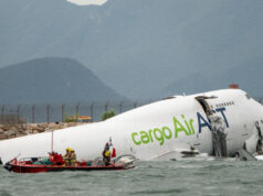 (Видео) Товарен авион „Боинг 747“ се излизга од пистата во морето во Хонг Конг, двајца мртви