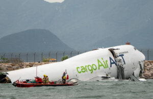(Видео) Товарен авион „Боинг 747“ се излизга од пистата во морето во Хонг Конг, двајца мртви
