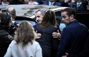 (Фото) Карла Бруни го испрати сопругот Никола Саркози во затвор, прегратки и бакнежи