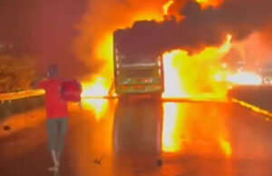 (Видео) Автобус се запали по судир со мотоцикл, десетици мртви во Индија