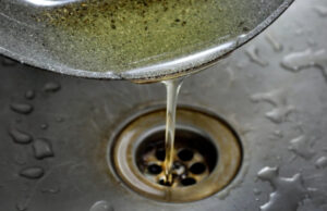 Постојат две причини: зошто никогаш не треба да истурате масло во мијалникот?