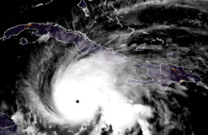 (Видео) Јамајка се подготвува за најлошиот ураган во историјата