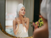 Зрелата и чувствителна кожа ќе ви биде благодарна: нов тренд во чистењето на лицето што ќе го обожавате