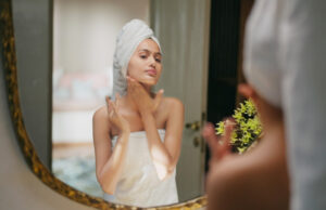 Зрелата и чувствителна кожа ќе ви биде благодарна: нов тренд во чистењето на лицето што ќе го обожавате