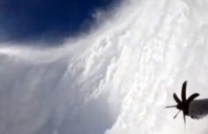 (Видео) Американски воен авион влета во окото на ураганот во близина на Јамајка, објавена е снимка