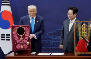 (Фото) Трамп доби златна круна во Јужна Кореја