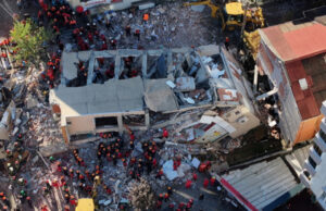 (Видео) Се урна седумкатница во Турција, меѓу загинатите има дете