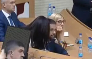 (Видео) Лудило во Парламентот на БиХ: „Би ја замолил пратеничката да не седи во скутот на министерот за финансии“