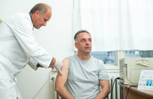 Министерот за здравство се вакцинираше против грип: Апелирам граѓаните навреме да се заштитат