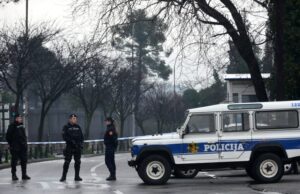 Во Црна Гора полицијата приведува и протерува странски државјани, запален бар во турска сопственост