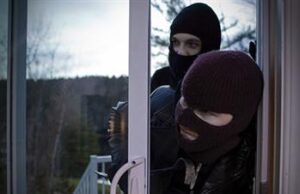 (Видео) Филмска кражба во златара во Гостивар: Маскирани лица крадат злато и пари и бегаат со црн џип