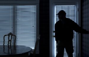 Крадец влегол преку незаклучена врата: И го украл накитот на скопјанка, ја турнал и побегнал