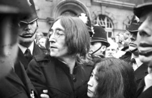 Убиецот на Џон Ленон по 45 години: Го убив за да бидам познат, само скријте ме некаде под тепих