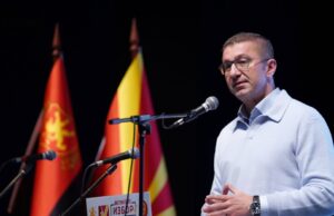 Мицкоски до Ахмети: Политиките на ДУИ ја испразнија Македонија и го намалија бројот на ученици Албанци