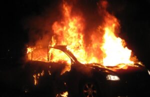 OJO со детали за пироманот од Скопје: носел бензин во шише, го полеал возилото и го запалил