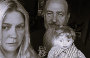 Британка раскажа дека купила „проколната кукла“ и животот и’ се претворил во пекол: „Кога ја отворив кутијата, собата стана ладна“