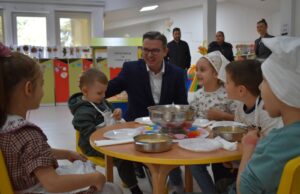 Трипуновски: Килограм свежо македонско овошје неделно ќе добива секое дете во детските градинките