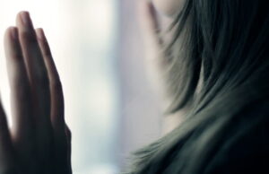 Психички ја злоставувал и застрашувал: маж ја демнел поранешната сопруга