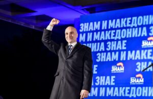 Лабудовиќ: Четири дена пред гласање, Герасимовски се слика со ракавици на рацете како чисти контејнери