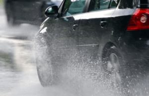 Сообраќајот низ државата се одвива непречено, по влажни коловози