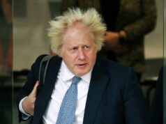 Хаотичен одговор на Борис Џонсон на ковид-19: одложениот карантин доведе до 23.000 дополнителни смртни случаи