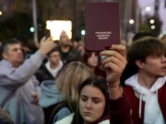 Студентите во Србија пред Генералштабот: „Ќе го браниме со нашите тела“