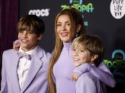 Шакира позираше со синовите на црвениот килим во Холивуд