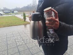 „Син ми многу сакаше кафе, напијте се”: мајка на загинато дете ги послужи новинарските екипи на паузата од судењето