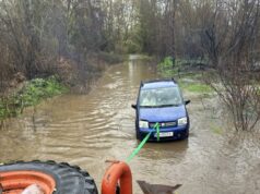 Пожарникарите спасија лица заглавени во автомобил по излевањето на Пчиња