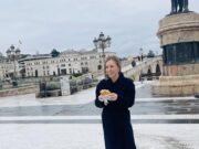 (Фото) Шведска министерка го започна денот во Скопје со симит погача: „Енергичен појадок пред нејзината прва средба“