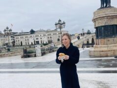(Фото) Шведска министерка го започна денот во Скопје со симит погача: „Енергичен појадок пред нејзината прва средба“