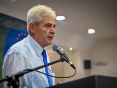 „Албанската опозиција денес наликува на стар шатор што се кине штом ќе задува ветер“, велат од „Влен“