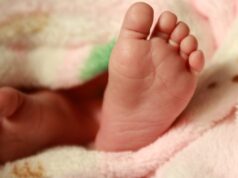 Изнервирана затоа што бебето плачело го удирала со раце и тупаници по устата и носот: Обвинителството покрена истрага против мајката