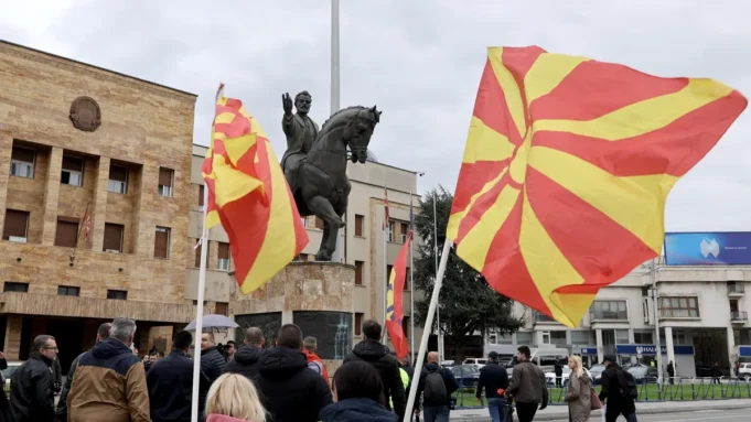 dokladat-za-razshirqvaneto-na-ek-prizovava-skopie-da-vklyuchi-balgarite-v-konstituciqta-i-da-spazva-dogovora-s-balgariq