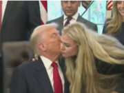 (Видео) Трамп ја бакна вдовицата на Кирк во образ, јавноста реагира