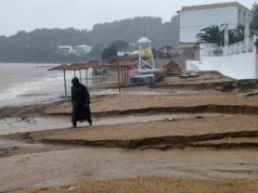 Обилни дождови поплавија патишта и продавници во делови од Грција